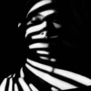 entre ombre et lumière - portrait d'une femme en noir et blanc par la photographe Charlotte brunstein