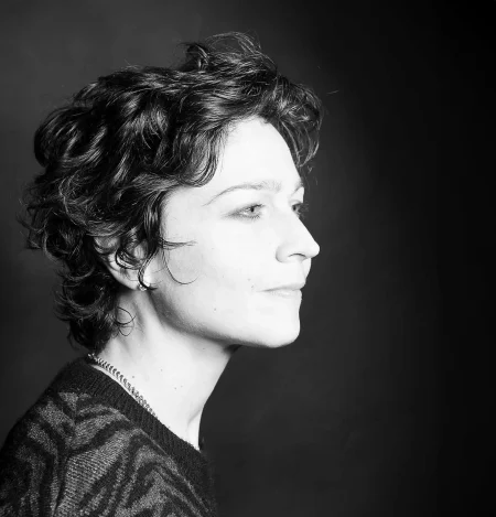 portrait de profil en noir et blanc de la photographe Charlotte Brunstein